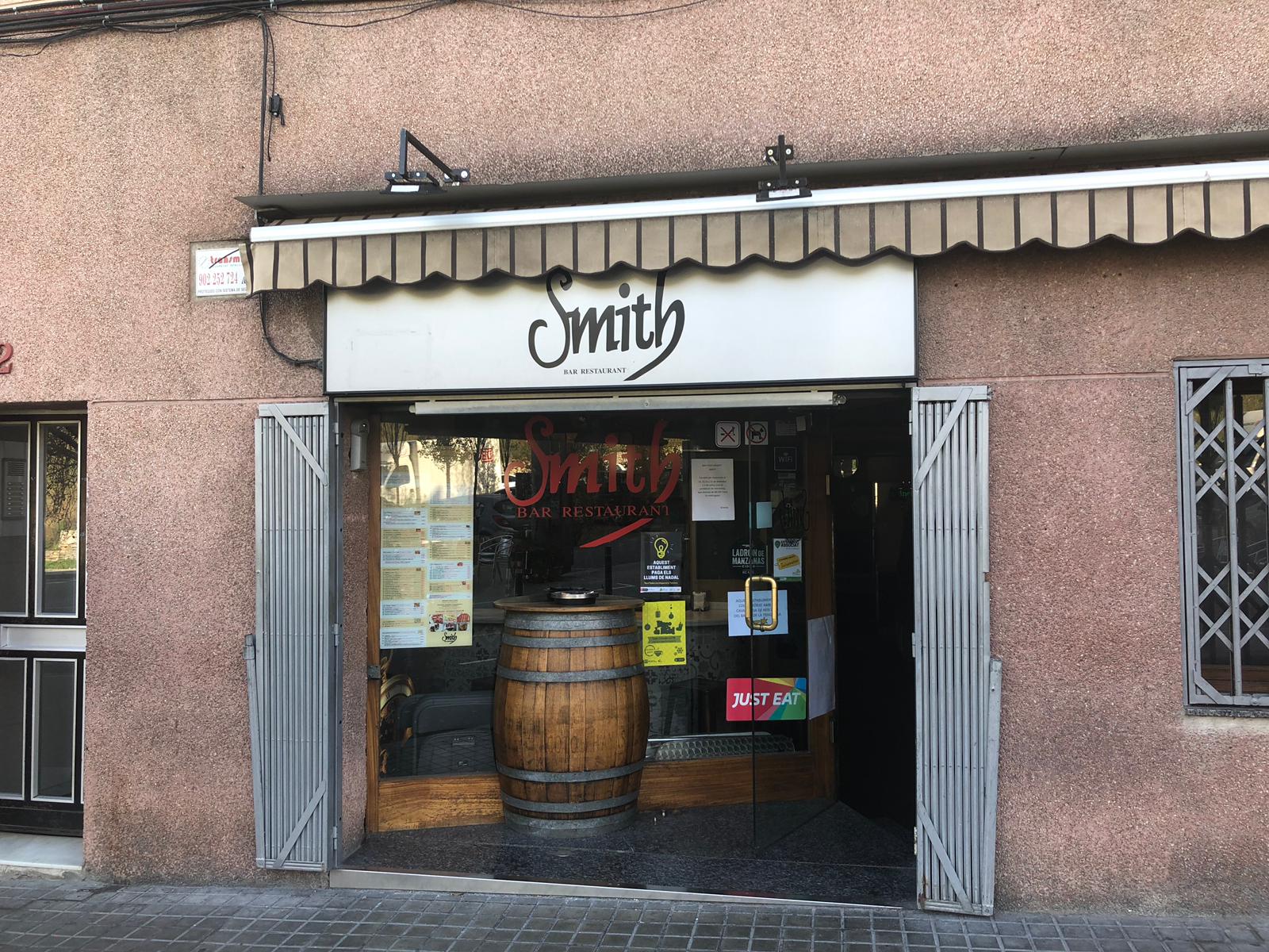 exterior-fachada-puerta-principal-restaurante-bar-smith-barcelona.jpeg