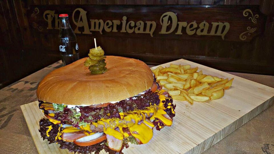 hamburguesa-patatas-restaurante-the-american-dream-collado-villalba-madrid.jpg