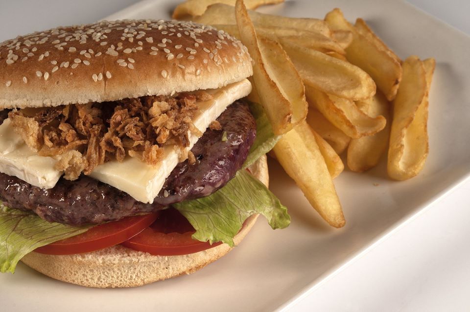plato-hamburguesa-patatas-the-american-dream-collado-villalba-madrid.jpg