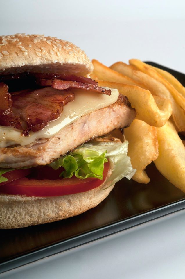 hambuerguesa-patatas-plato-restaurante-the-american-dream-collado-villalba-madrid.jpg