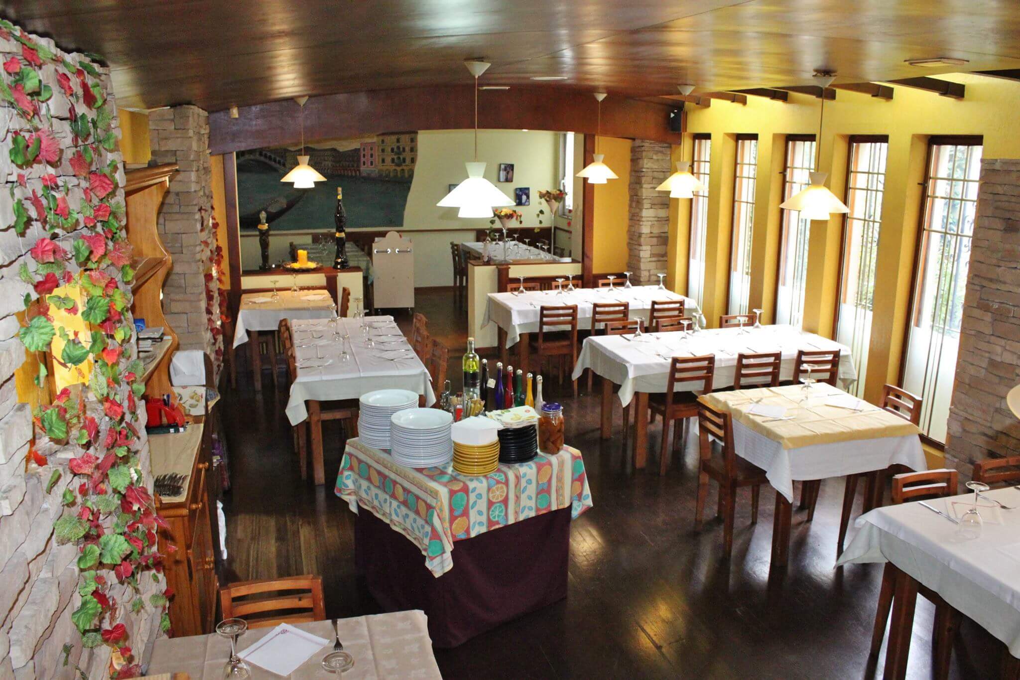 restaurante-tivolino-galicia-interior-comedor-mesas-sillas-lamparas.jpg