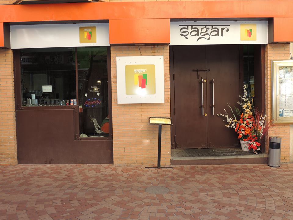 restaurante-sagar-madrid-hindu-exterior-local-fachada-entrada.jpg
