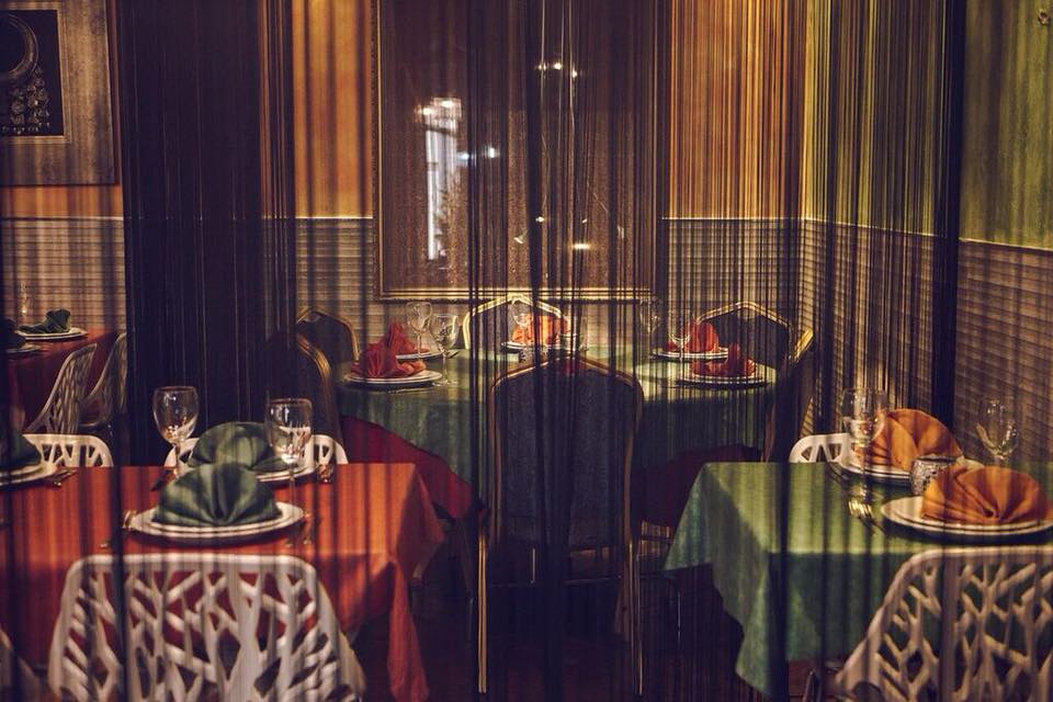 restaurante-sagar-madrid-hindu-interior-comedor-cortina.jpg