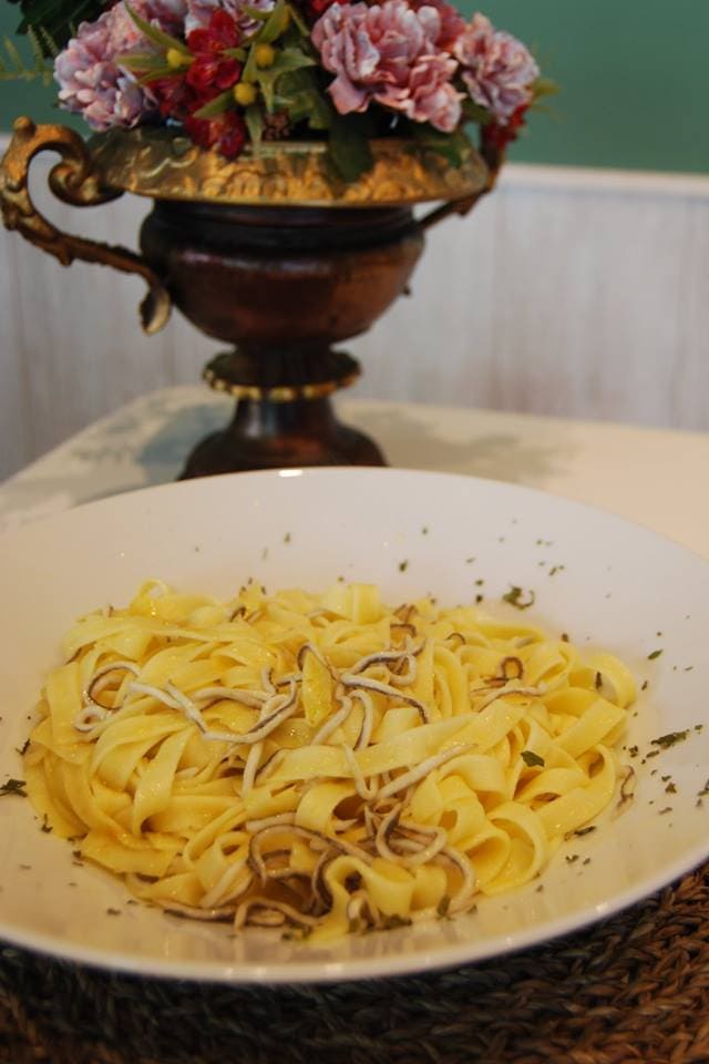 pasta-fetuccine-con-gulas-restaurante-traviatta-laredo.jpg