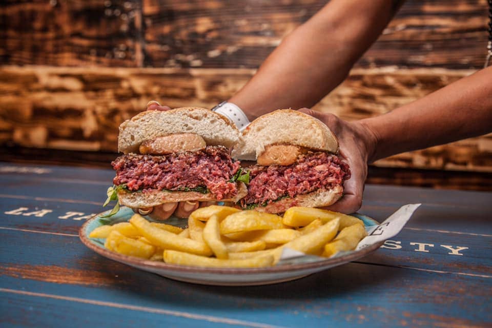 Las mejores costillas y hamburguesas americanas a 7 minutos a pie del Palacete de Laredo en el centro de Alcalá de Henares.