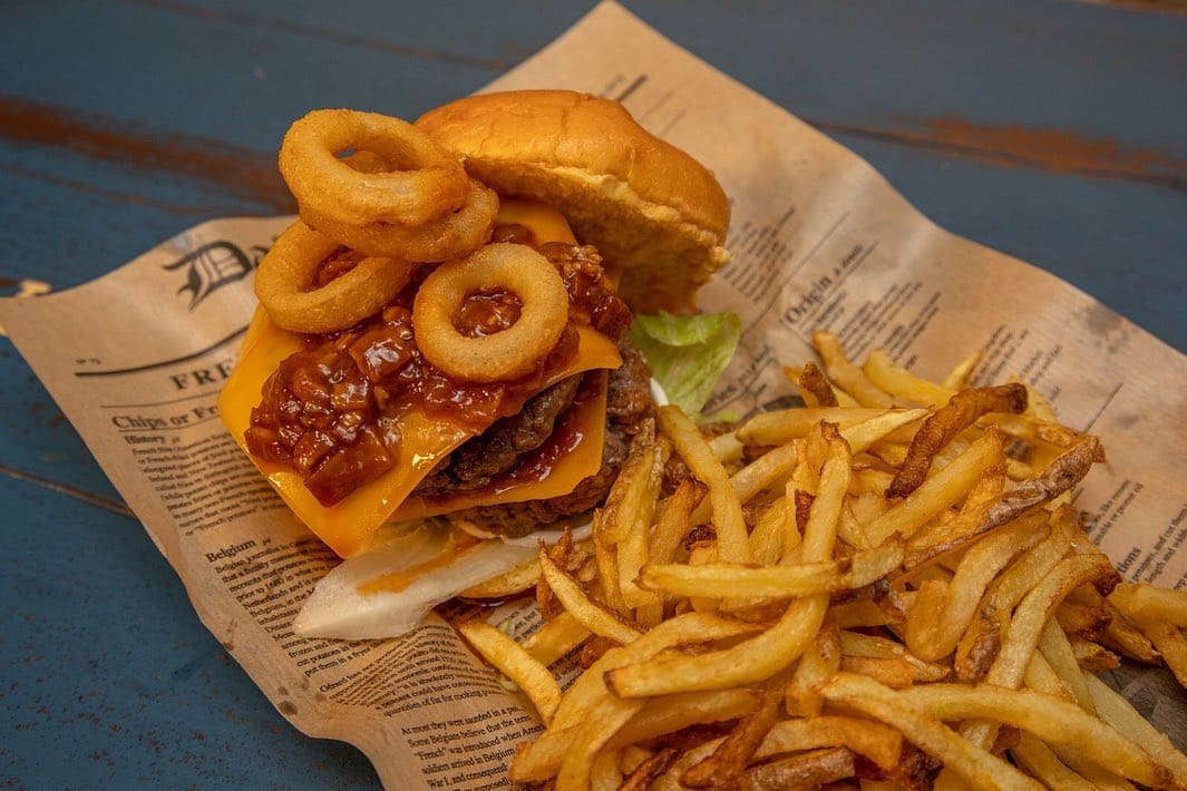 Las mejores costillas y hamburguesas americanas a 7 minutos a pie del Palacete de Laredo en el centro de Alcalá de Henares.
