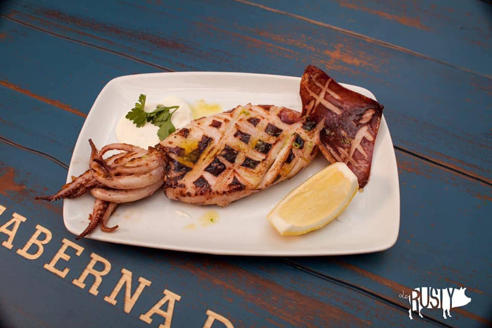 Las mejores costillas y hamburguesas americanas a 7 minutos a pie del Palacete de Laredo en el centro de Alcalá de Henares.