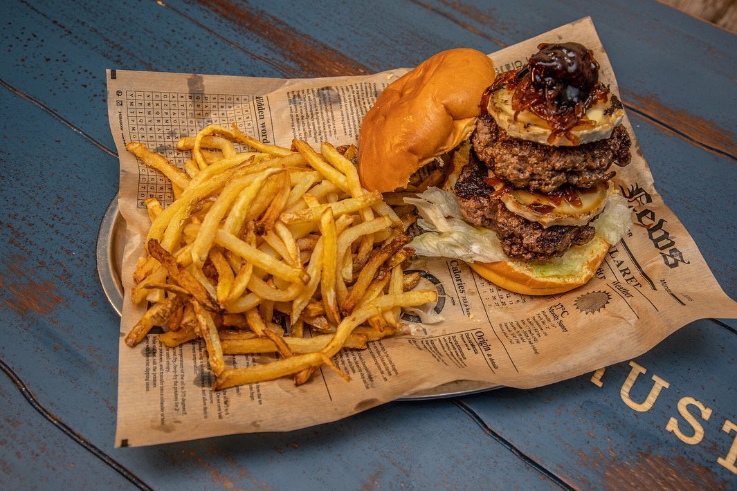 Las mejores costillas y hamburguesas americanas a 7 minutos a pie del Palacete de Laredo en el centro de Alcalá de Henares.