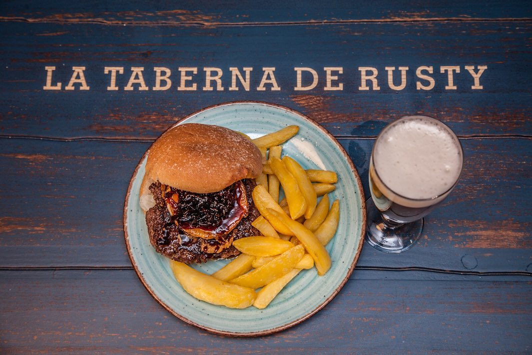 Las mejores costillas y hamburguesas americanas a 7 minutos a pie del Palacete de Laredo en el centro de Alcalá de Henares.