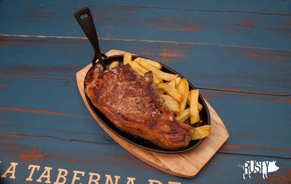 Las mejores costillas y hamburguesas americanas a 7 minutos a pie del Palacete de Laredo en el centro de Alcalá de Henares.