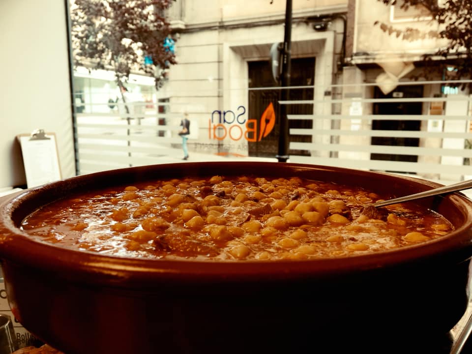 Restaurante de cocina tradicional española, donde podrás degustar platos salmantinos como la chanfaina, a 5 minutos de la Plaza Mayor.     