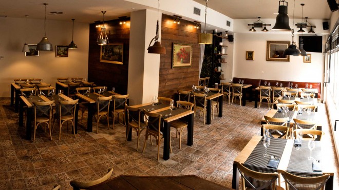 Restaurante ubicado en el centro de Gernika con una amplia barra de pinchos.               