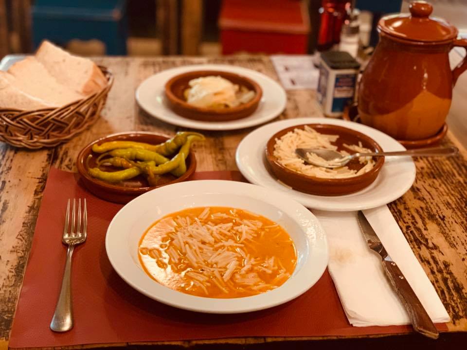 Restaurante ambientado en la mítica ciudad de Pompeya que ofrece una mezcla de comida italiana y española.                                                       