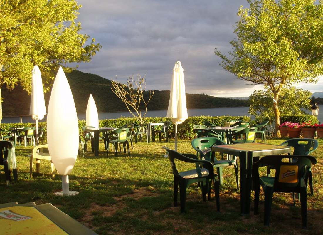 Excelente restaurante de comida tradicional con vistas junto al pantano de Uribarri-Ganboa en entorno natural.