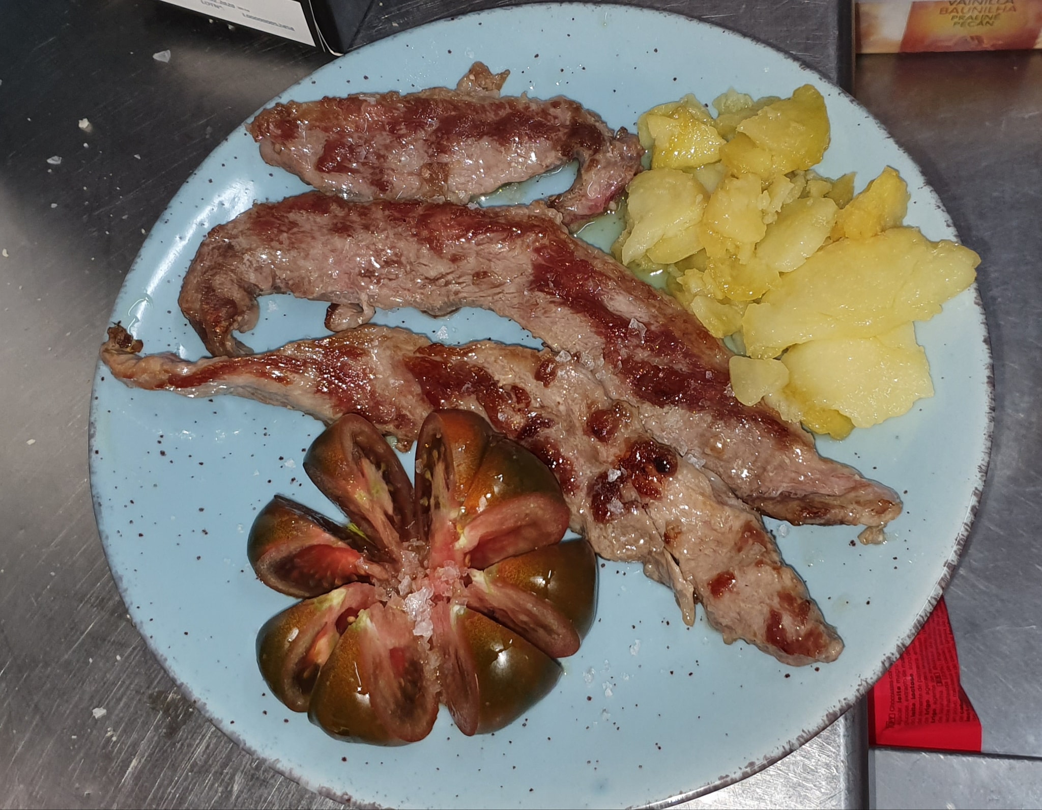 carne-tomate-negro-patatas-restaurante-vela-de-almazan-baeza-jaen-andalucia.jpg