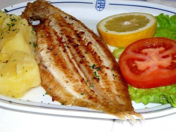 gallo-plancha-ensalada-patatas-limon-restaurante-vela-de-almazan-baeza-jaen-andalucia.jpg