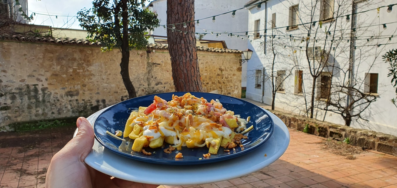 plato-patatas-fritas-cuatro-quesos-bacon-salsa-ranchera-restaurante-vela-de-almazan-baeza-jaen-andalucia.jpg