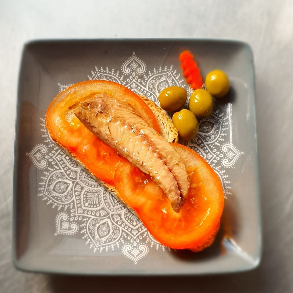 tosta-tomate-pescado-aceitunas-plato-restaurante-vela-de-almazan-baeza-jaen-andalucia.jpg