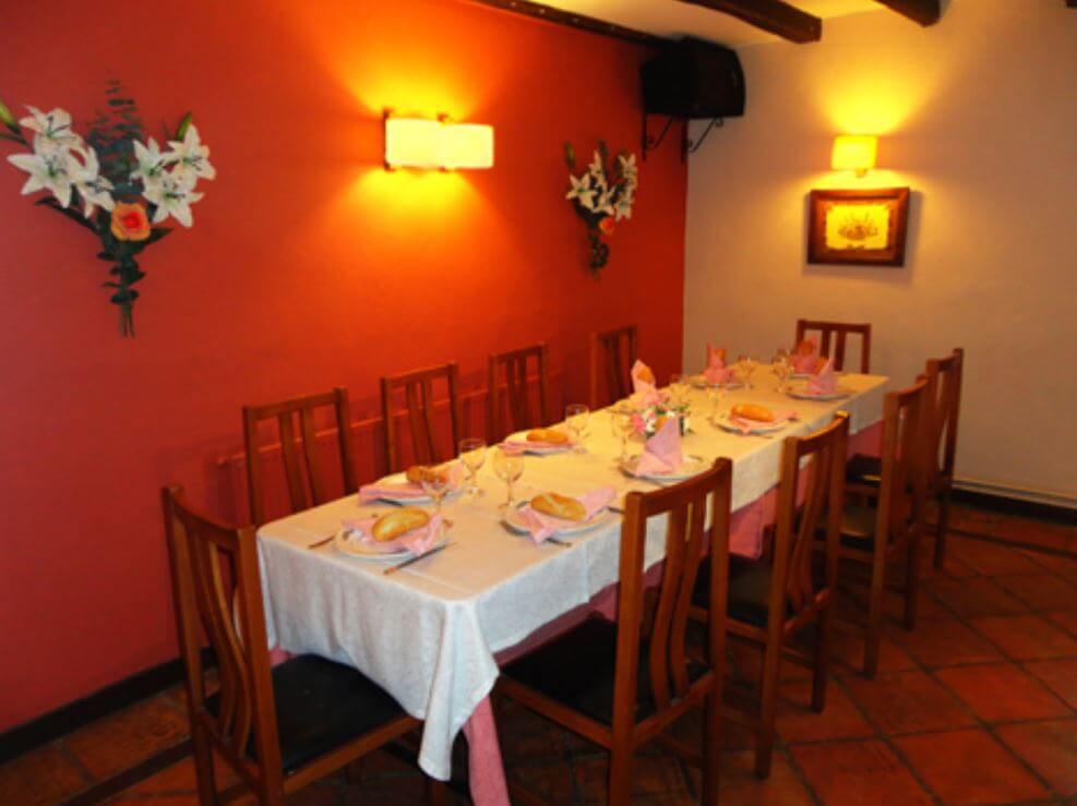 Restaurante especializado en comida tradicional navarra, en pleno valle de Basaburua con un ambiente tranquilo y familiar.          