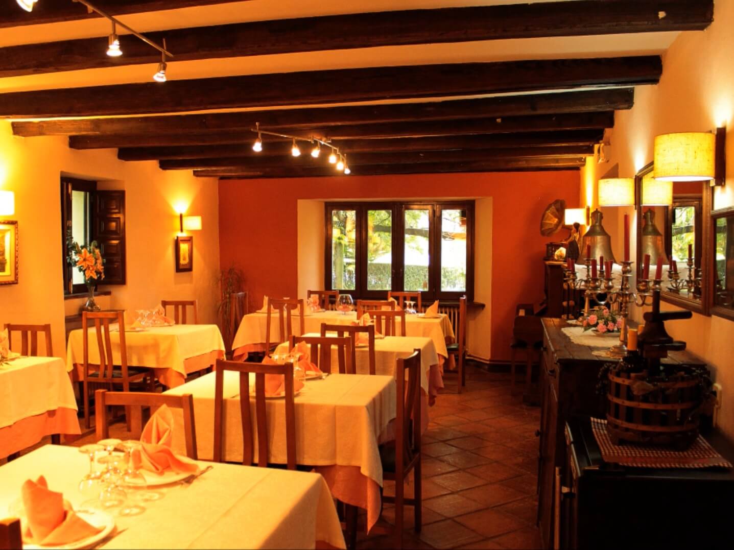 Restaurante especializado en comida tradicional navarra, en pleno valle de Basaburua con un ambiente tranquilo y familiar.          