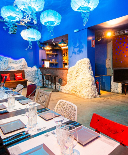 Cocina mediterránea con toques mexicanos y argentinos en un local inspirado en la obra de Julio Verne en el centro de Barcelona.