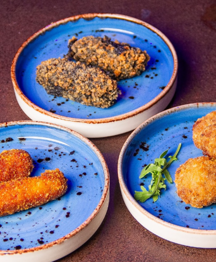 Cocina mediterránea con toques mexicanos y argentinos en un local inspirado en la obra de Julio Verne en el centro de Barcelona.