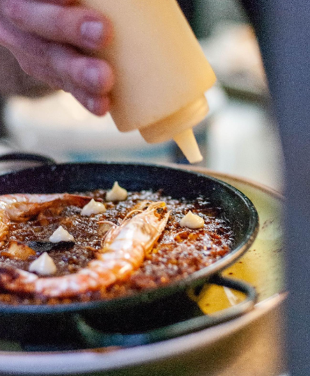 Cocina mediterránea con toques mexicanos y argentinos en un local inspirado en la obra de Julio Verne en el centro de Barcelona.