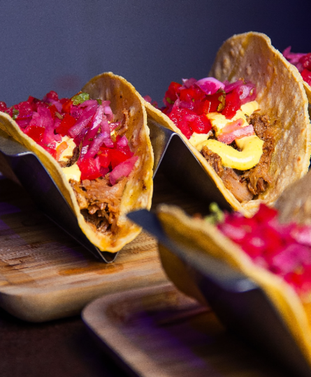 Cocina mediterránea con toques mexicanos y argentinos en un local inspirado en la obra de Julio Verne en el centro de Barcelona.
