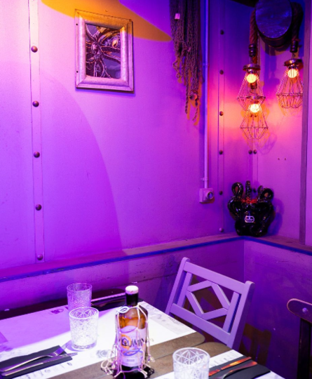 Cocina mediterránea con toques mexicanos y argentinos en un local inspirado en la obra de Julio Verne en el centro de Barcelona.