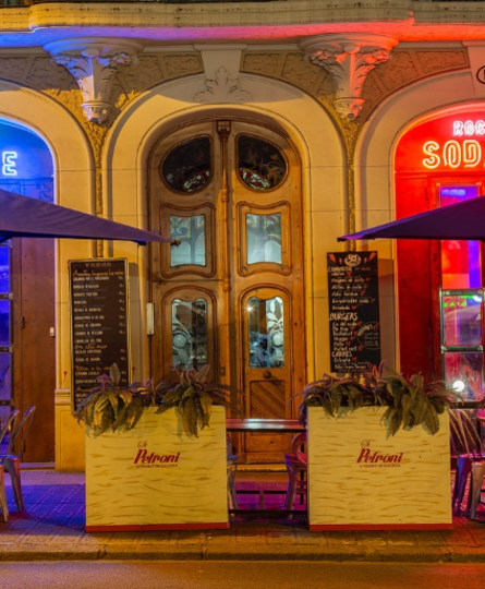 Cocina mediterránea con toques mexicanos y argentinos en un local inspirado en la obra de Julio Verne en el centro de Barcelona.
