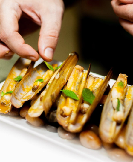 Cocina mediterránea con toques mexicanos y argentinos en un local inspirado en la obra de Julio Verne en el centro de Barcelona.