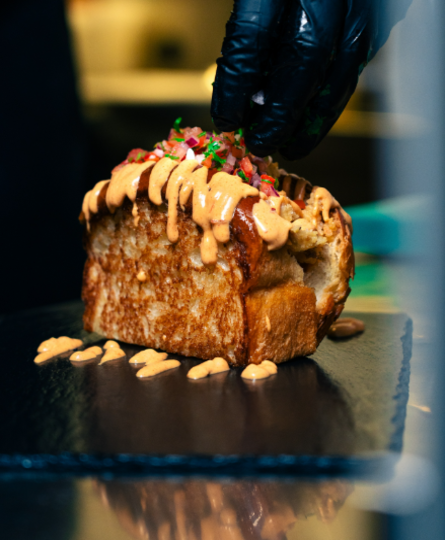 Cocina mediterránea con toques mexicanos y argentinos en un local inspirado en la obra de Julio Verne en el centro de Barcelona.