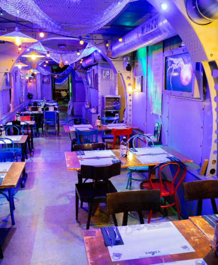 Cocina mediterránea con toques mexicanos y argentinos en un local inspirado en la obra de Julio Verne en el centro de Barcelona.