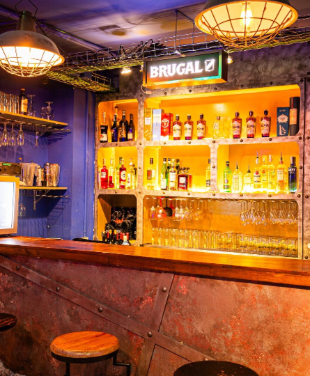 Cocina mediterránea con toques mexicanos y argentinos en un local inspirado en la obra de Julio Verne en el centro de Barcelona.