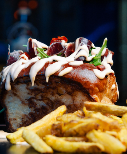 Cocina mediterránea con toques mexicanos y argentinos en un local inspirado en la obra de Julio Verne en el centro de Barcelona.