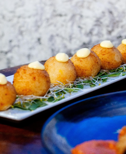 Cocina mediterránea con toques mexicanos y argentinos en un local inspirado en la obra de Julio Verne en el centro de Barcelona.