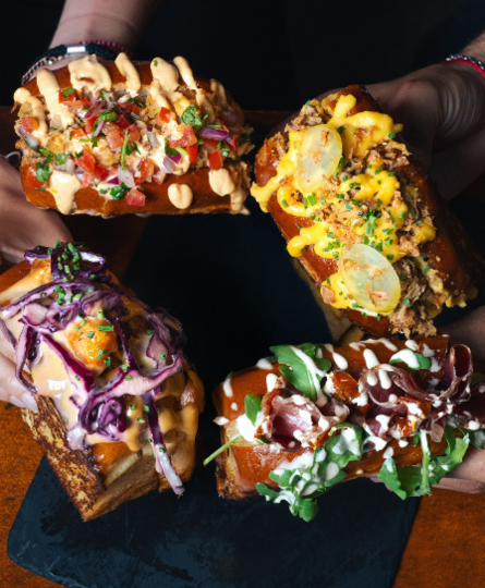 Cocina mediterránea con toques mexicanos y argentinos en un local inspirado en la obra de Julio Verne en el centro de Barcelona.