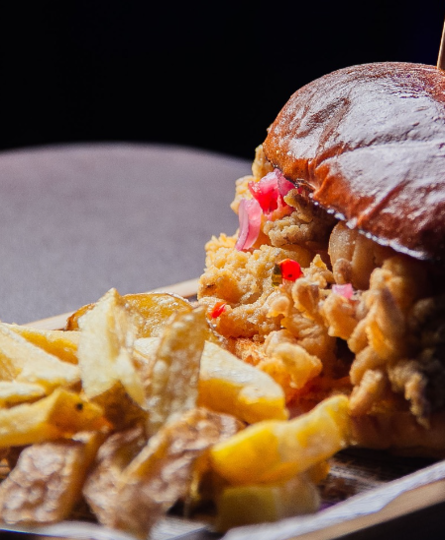 Cocina mediterránea con toques mexicanos y argentinos en un local inspirado en la obra de Julio Verne en el centro de Barcelona.