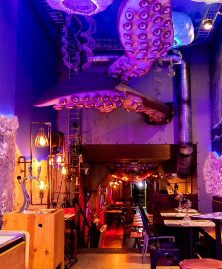 Cocina mediterránea con toques mexicanos y argentinos en un local inspirado en la obra de Julio Verne en el centro de Barcelona.
