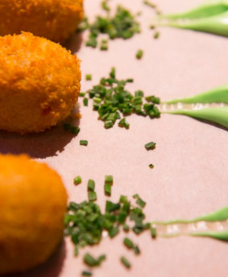Cocina mediterránea con toques mexicanos y argentinos en un local inspirado en la obra de Julio Verne en el centro de Barcelona.