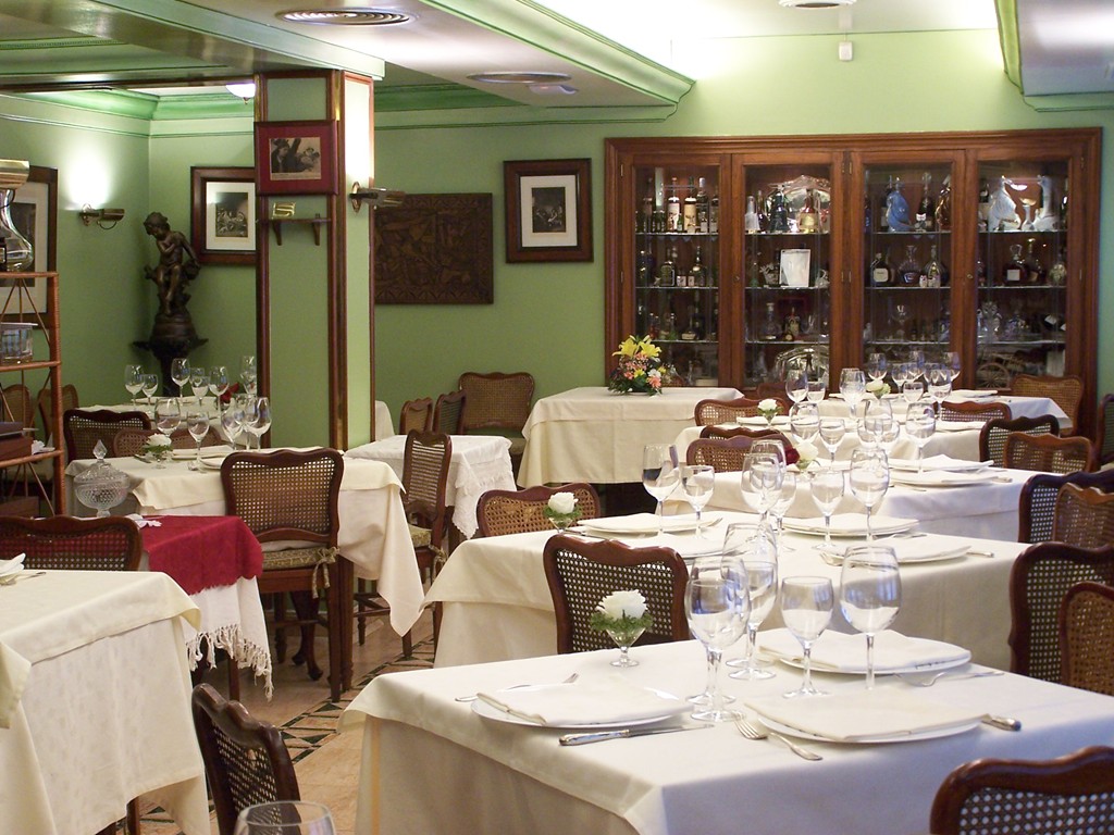 restaurante-bar-victor-plaza-nueva-bilbao-bizkaia-interior-mesas.jpg